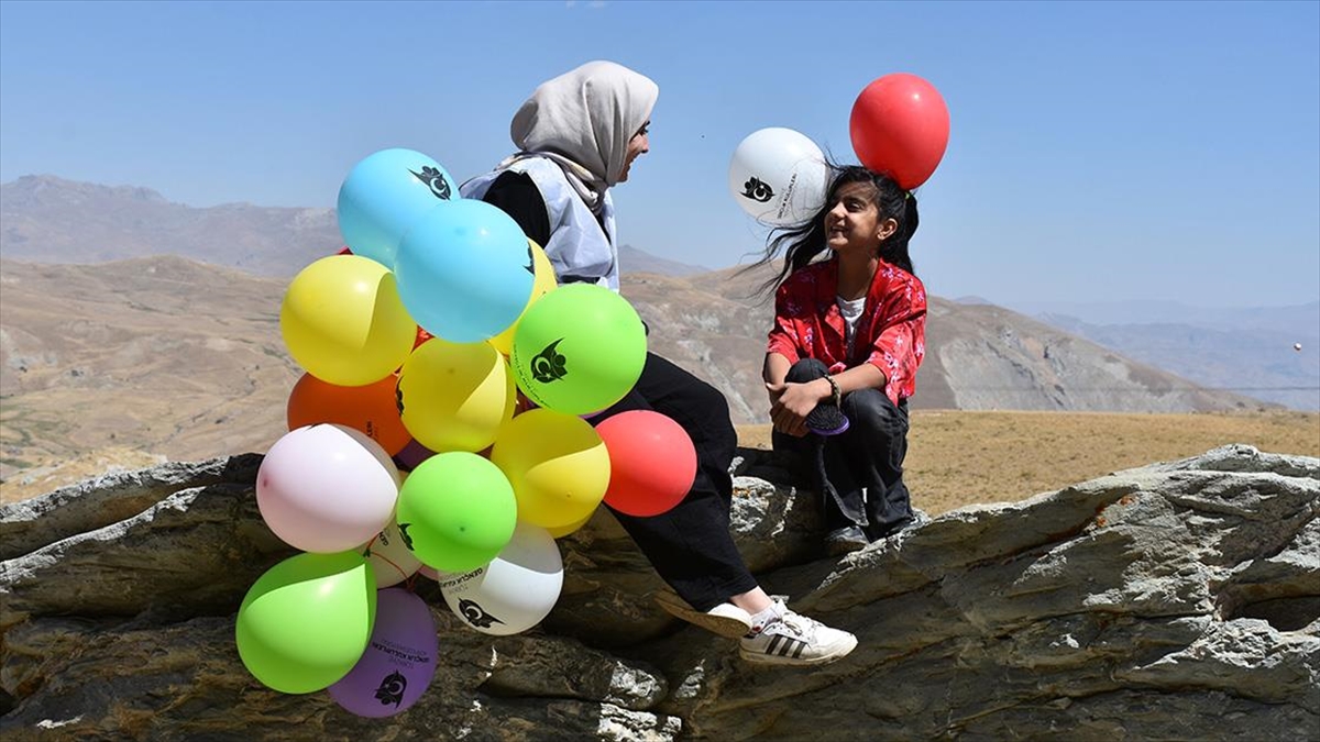 Hakkari'nin yüksek rakımlı yaylalarından Berçelan'a çıkan gönüllüler, hayvancılıkla uğraşan ailelerle