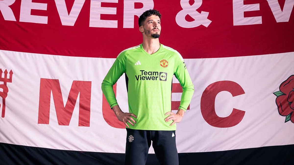 Fenerbahçe, kaleci Altay Bayındır'ın Manchester United'a transfer olduğunu duyurdu.