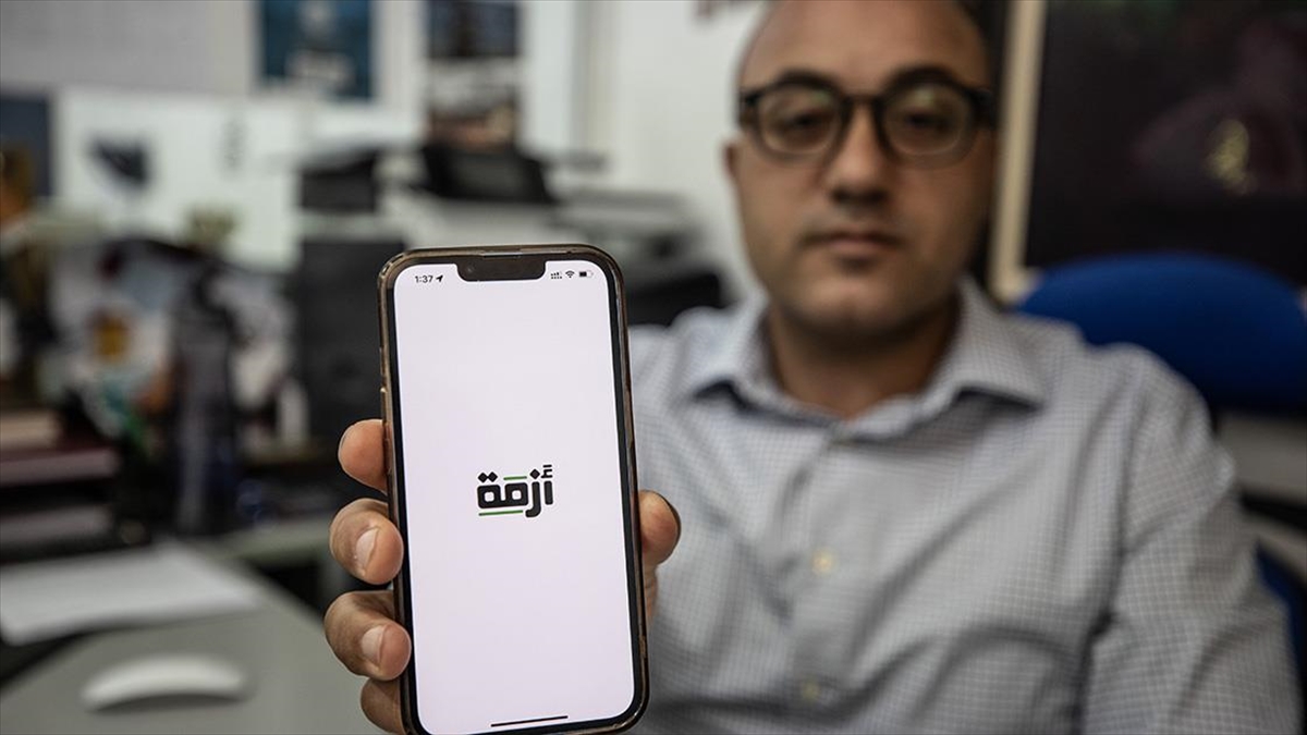 Filistinliler, işgal altındaki Batı Şeria'daki ulaşımları sırasında İsrail kontrol noktalarında