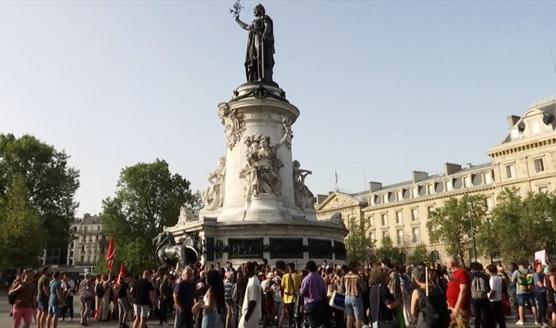 PARİS (AA) – Paris’te Cumhuriyet Meydanı’nda düzenlenen gösteride, Traore’nin ölümüne