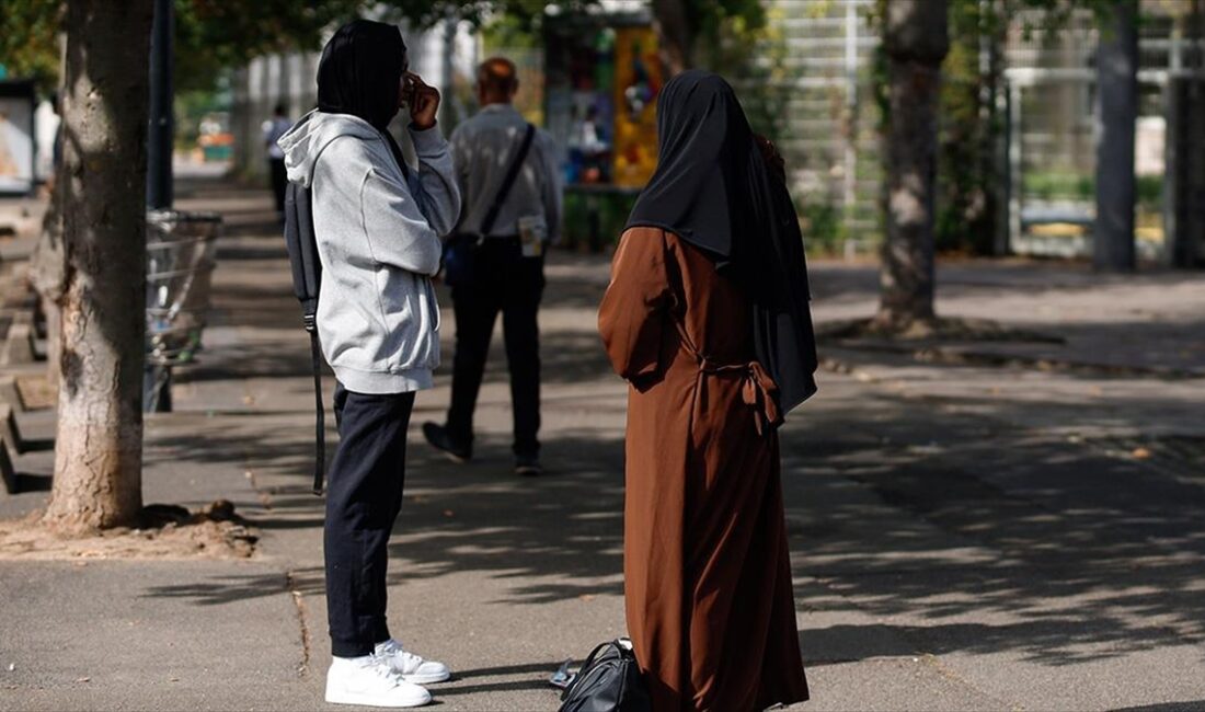 Fransa'da lise öğrencileri hükümetin okullarda abaya (uzun elbise) yasağına, "özgürlük"