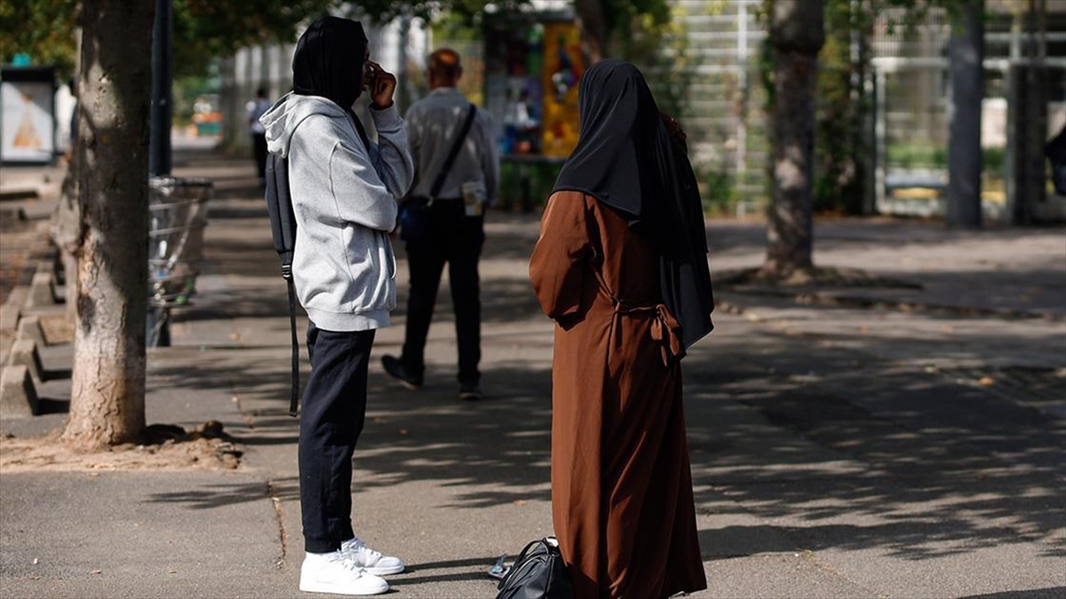 Fransa'da lise öğrencileri hükümetin okullarda abaya (uzun elbise) yasağına, "özgürlük"