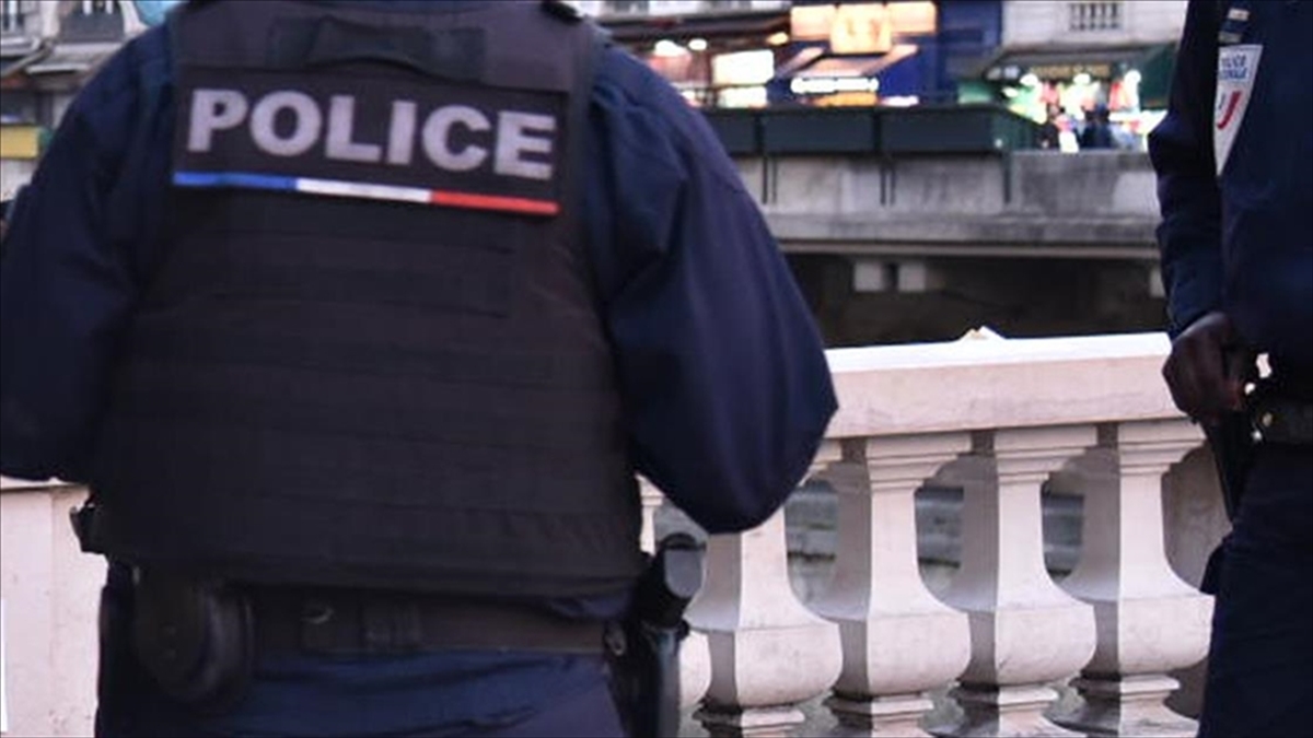 Gencin ailesi, Fransız polis aracının 16 yaşındaki Şahin'in motosikletini sıkıştırarak
