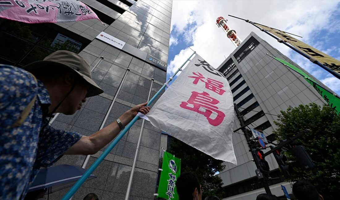 Japonya'da Fukuşima'daki radyoaktif atık suyun tahliyesinin durdurulması istemiyle nükleer santral