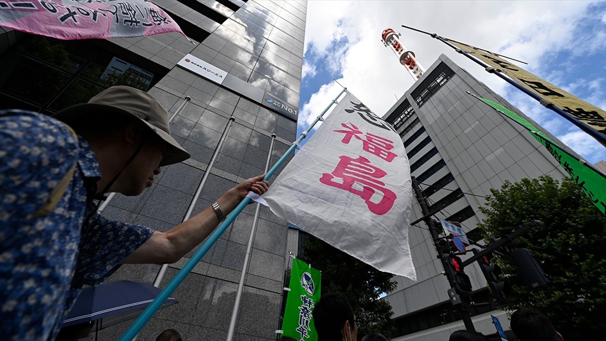 Japonya'da Fukuşima'daki radyoaktif atık suyun tahliyesinin durdurulması istemiyle nükleer santral