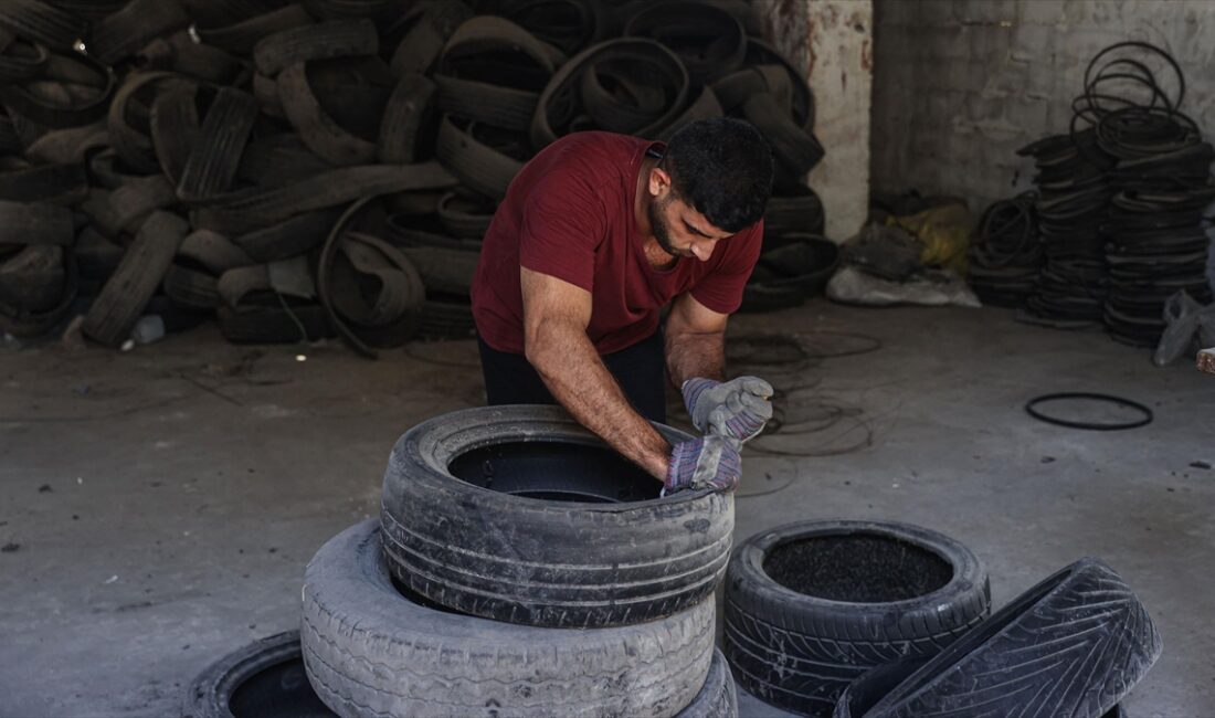 İsrail'in 2006'dan bu yana abluka altında tuttuğu Gazze Şeridi'nde, genç