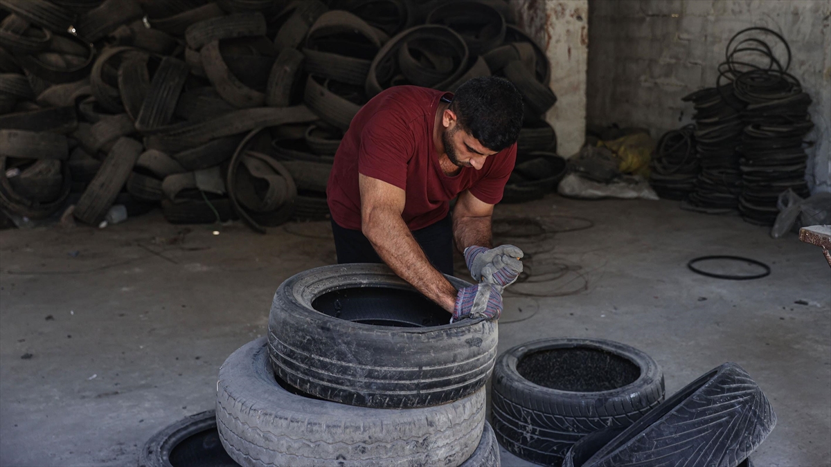 İsrail'in 2006'dan bu yana abluka altında tuttuğu Gazze Şeridi'nde, genç