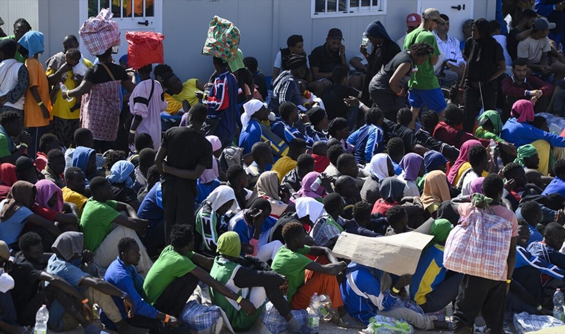 Akdeniz'de son günlerde göç akınına uğrayan İtalya'nın Lampedusa Adası'nda bulunan