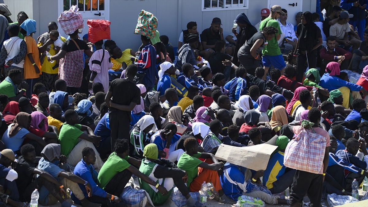 Akdeniz'de son günlerde göç akınına uğrayan İtalya'nın Lampedusa Adası'nda bulunan