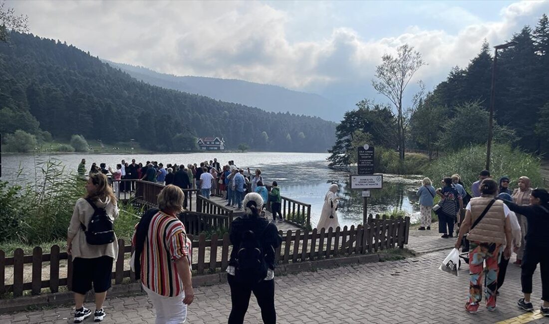 Bolu'nun doğal güzellikleriyle ünlü Gölcük Tabiat Parkı, hafta sonu günübirlik