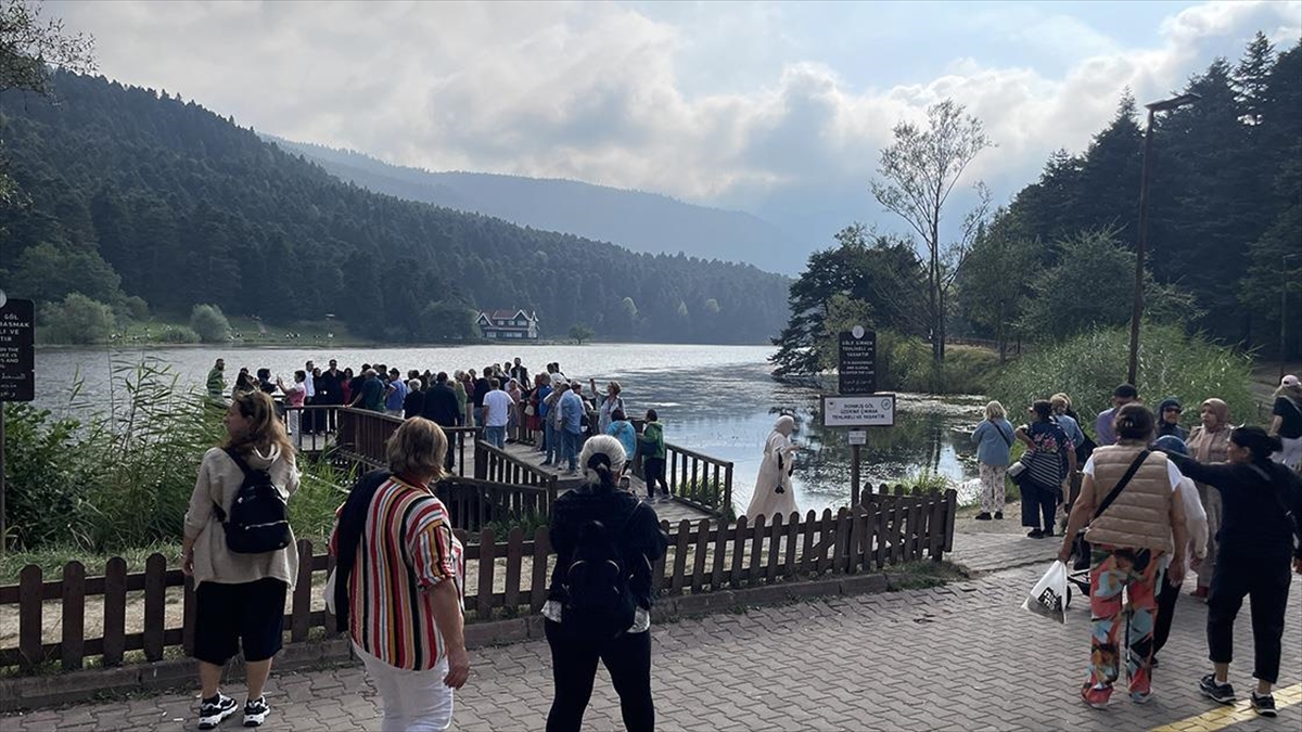 Bolu'nun doğal güzellikleriyle ünlü Gölcük Tabiat Parkı, hafta sonu günübirlik