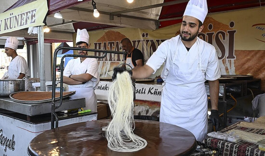 Hataylı esnafa destek olmak amacıyla başlatılan "Hatay Tanıtım Günleri"nde, tepsi