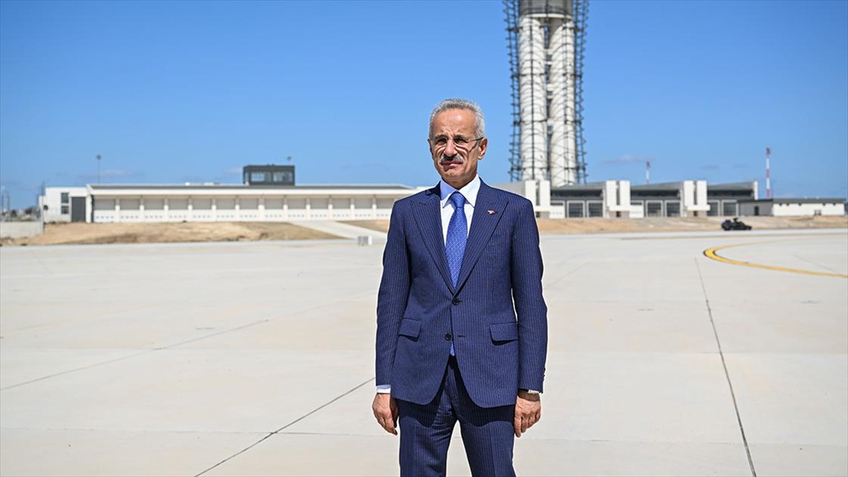 Ulaştırma ve Altyapı Bakanı Abdulkadir Uraloğlu, "Cumhuriyetimizin 100'üncü yılında havalimanlarımızı