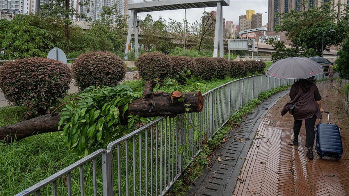 Çin'in Hong Kong Özel İdari Bölgesi'nde şiddetli yağışlar nedeniyle 1