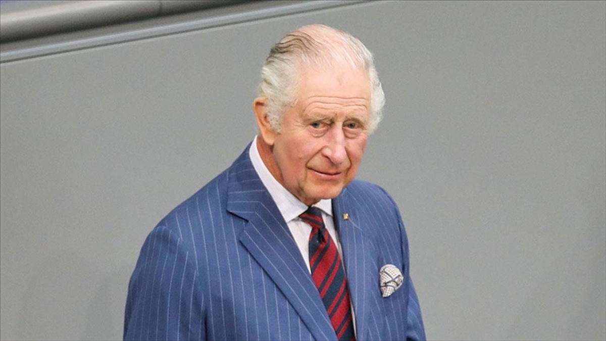 İngiltere Kralı 3. Charles'ın tahta çıkışının üzerinden bir yıl geçerken