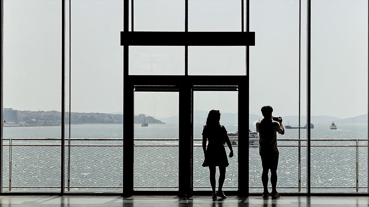 Türkiye'nin ilk modern ve çağdaş sanat müzesi İstanbul Modern, izleyiciyi