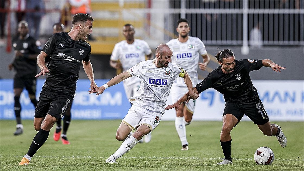 Trendyol Süper Lig'in 4. haftasında Pendikspor ile Corendon Alanyaspor 1-1