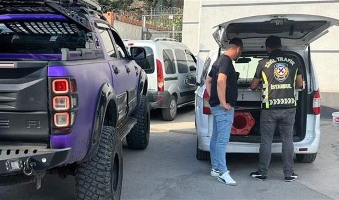 Ümraniye'de düğün konvoyunda yolu kapatarak drift attığı anlara ait görüntüleri,