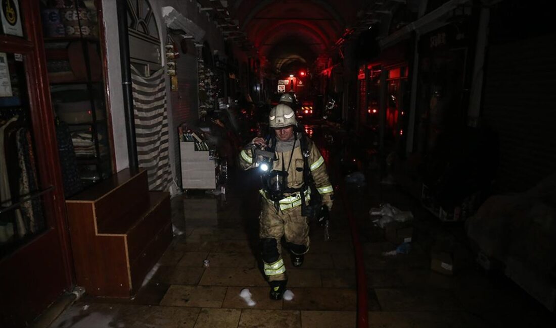 Kapalıçarşı'nın çatısında çıkan yangın itfaiye ekiplerinin müdahalesiyle söndürüldü.