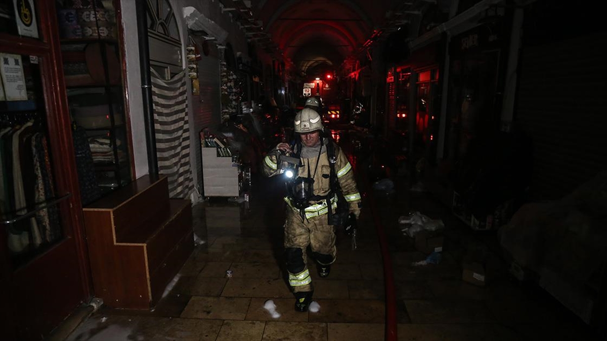 Kapalıçarşı'nın çatısında çıkan yangın itfaiye ekiplerinin müdahalesiyle söndürüldü.
