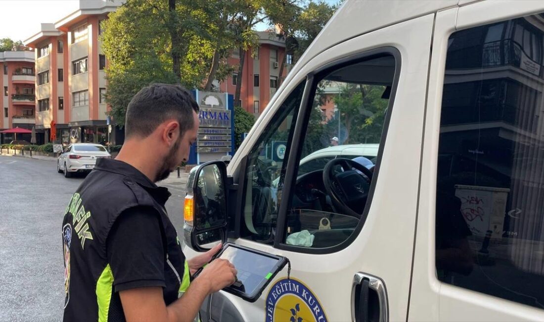 İstanbul'da çeşitli yerlerde kontrol noktası kuran polis ekipleri, okul servislerine
