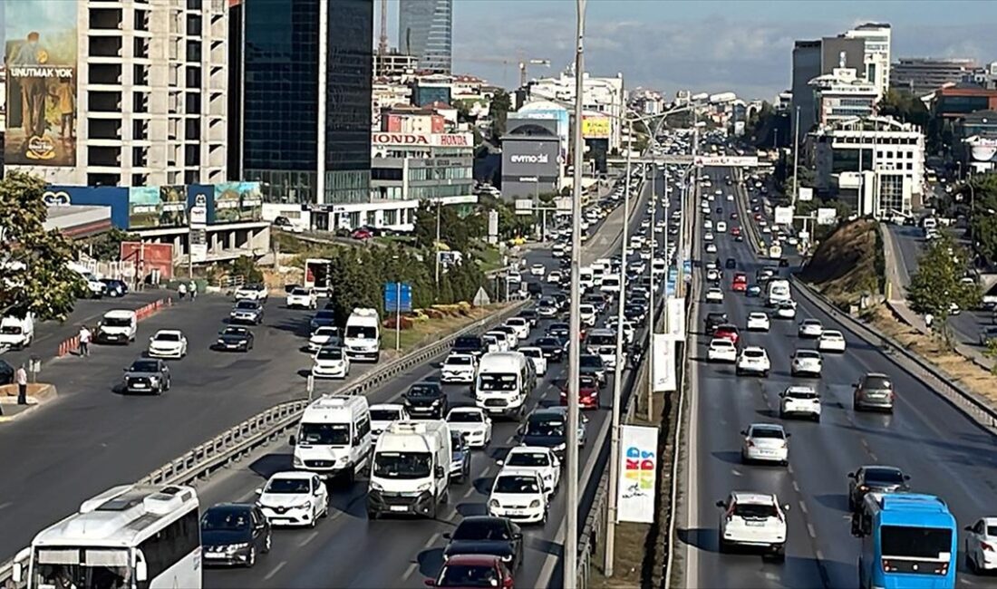 İstanbul'da yaz tatilinin ardından okulların açılmasının etkisiyle sabah saatlerinde trafik