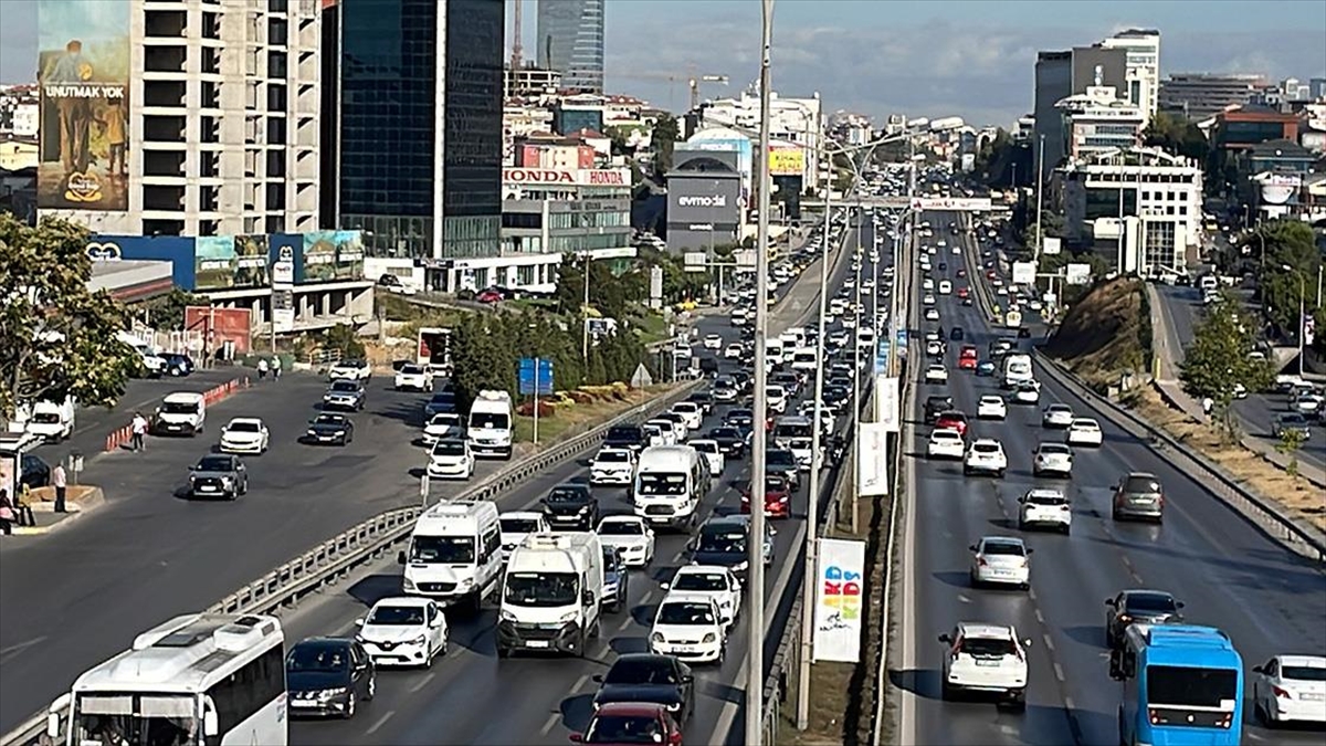 İstanbul'da yaz tatilinin ardından okulların açılmasının etkisiyle sabah saatlerinde trafik
