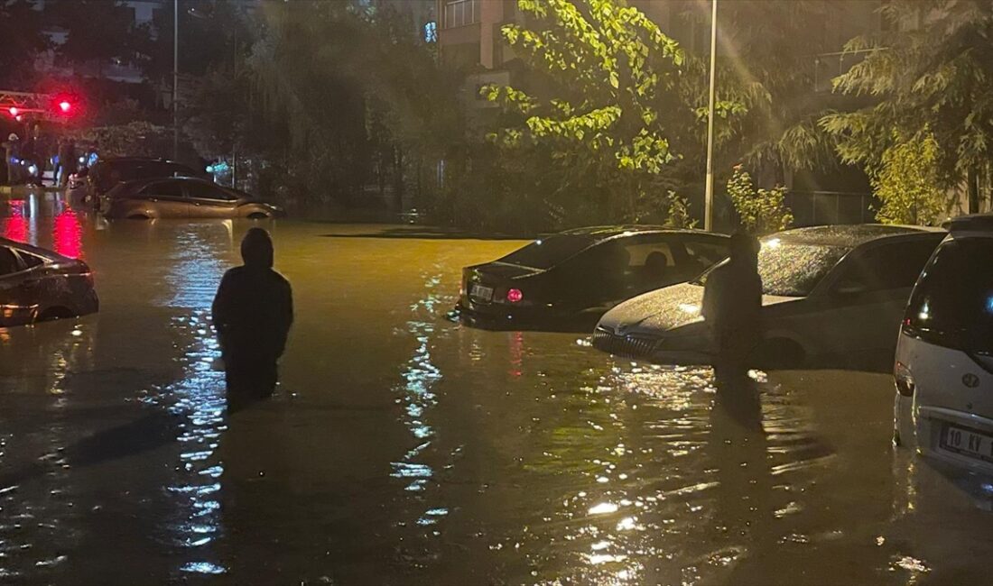 İstanbul'da etkili olan sağanak nedeniyle Başakşehir ve Küçükçekmece'de sel sularına