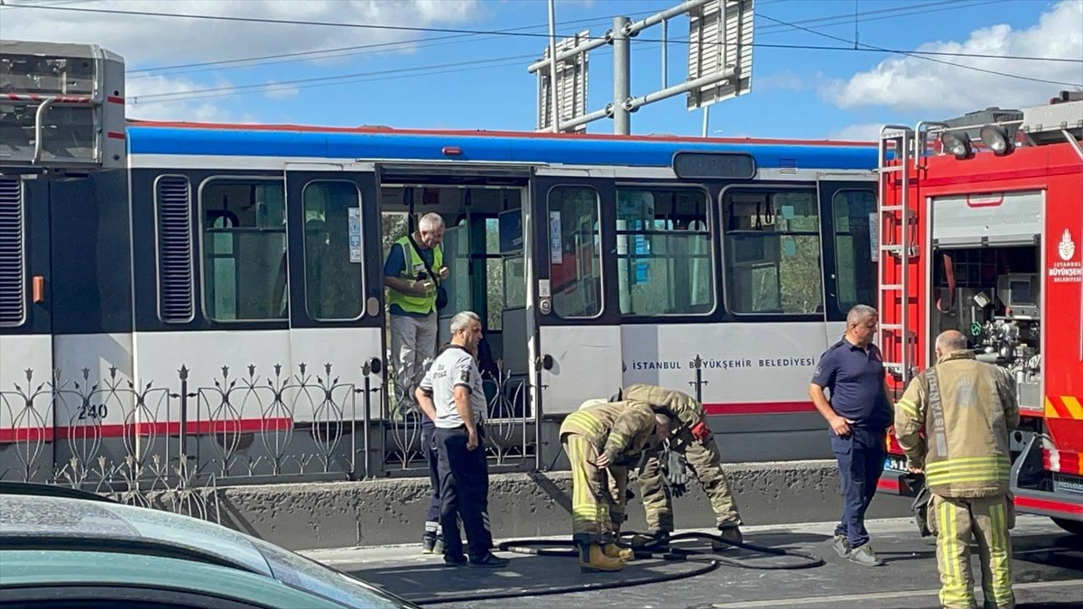 Topkapı-Mescid-i Selam Tramvay Hattı'nda çıkan yangın, itfaiye ekiplerinin müdahalesiyle söndürüldü.