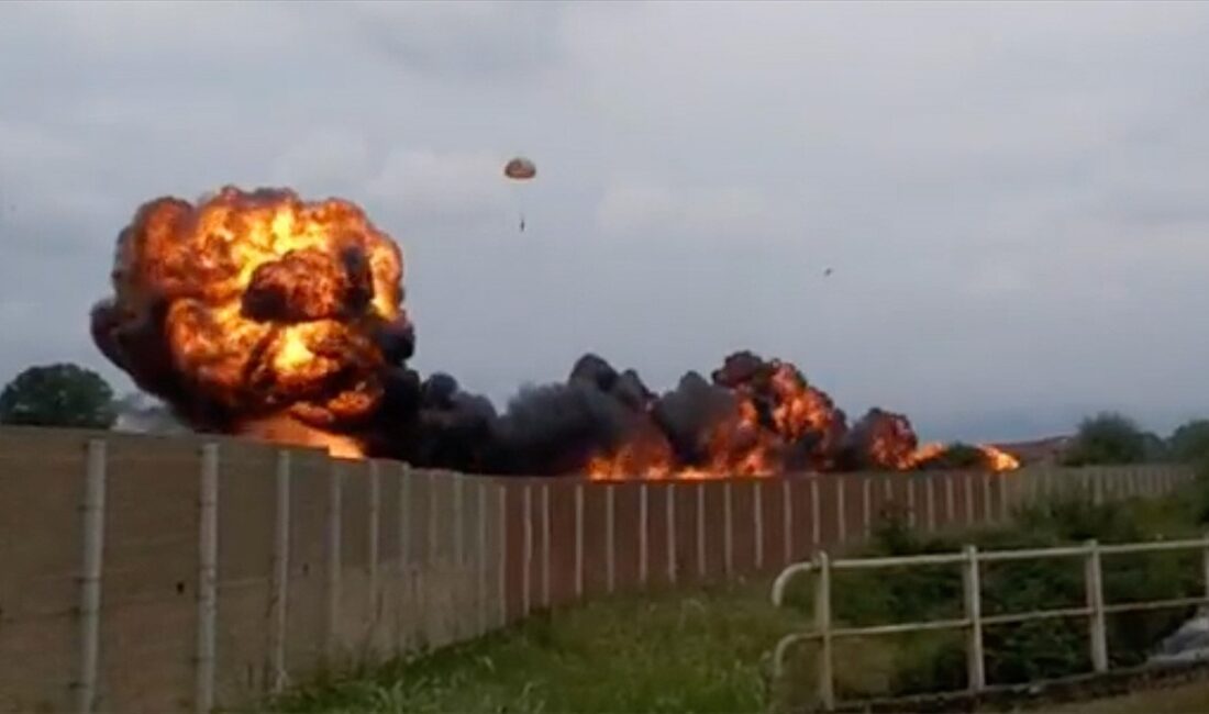 İtalya Hava Kuvvetlerinin akrobasi timi "Frecce Tricolori"ne ait bir uçak,