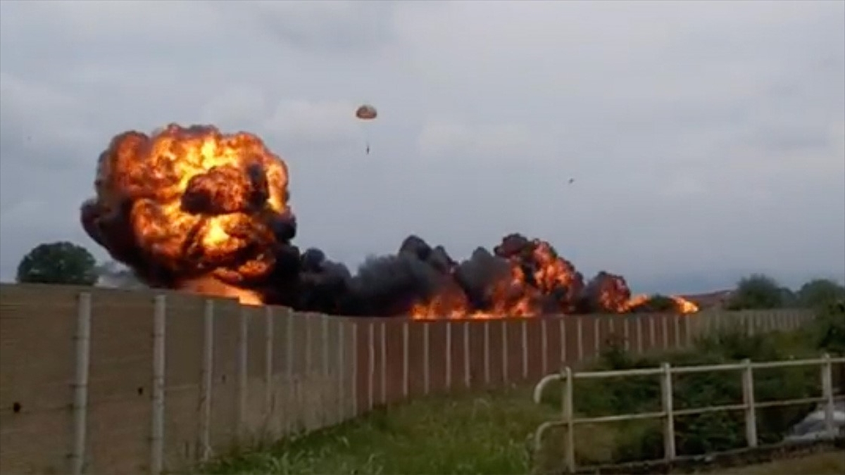 İtalya Hava Kuvvetlerinin akrobasi timi "Frecce Tricolori"ne ait bir uçak,