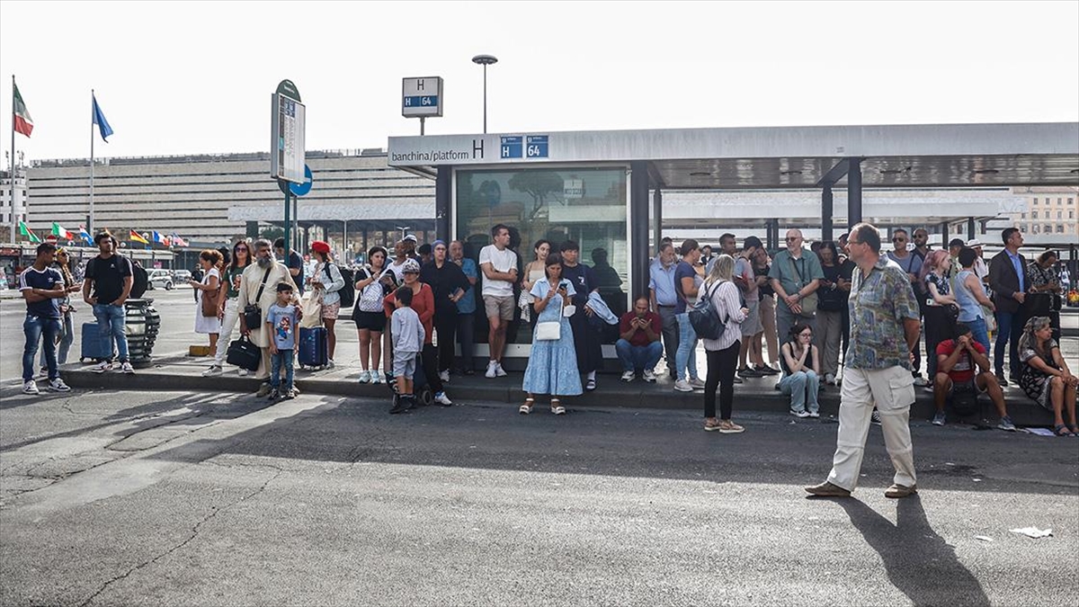 İtalya'da toplu taşıma sektöründe çalışanlar, maaşların ve çalışma koşullarının iyileştirilmesi