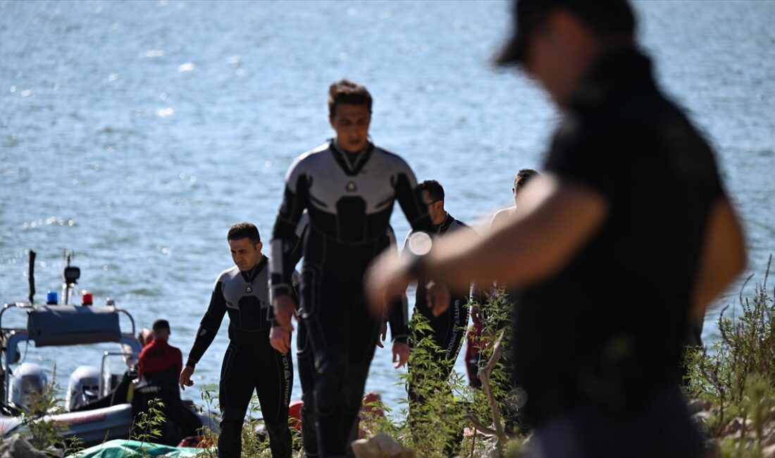 İzmir'in Menderes ilçesinde, orman yangınına müdahale için Tahtalı Barajı'ndan su