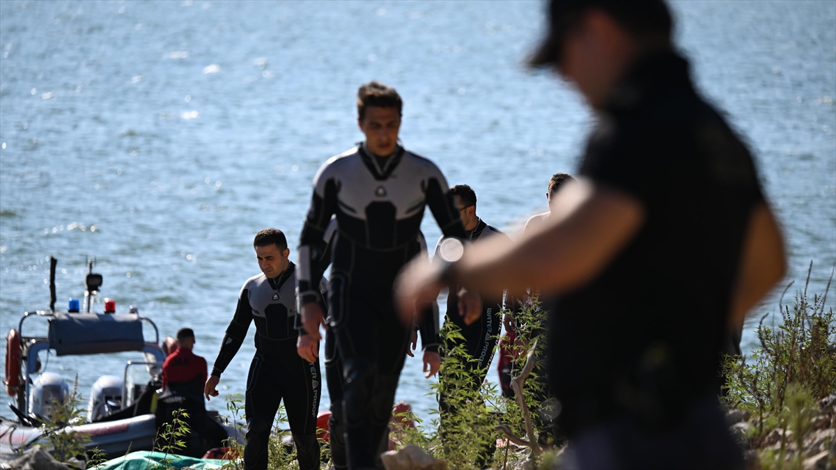 İzmir'in Menderes ilçesinde, orman yangınına müdahale için Tahtalı Barajı'ndan su