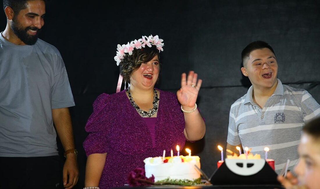Kahramanmaraş'ın Onikişubat ilçesinde konteynerlerden oluşturulan "+1 Sokağı"nda yaşayan 33 yaşındaki