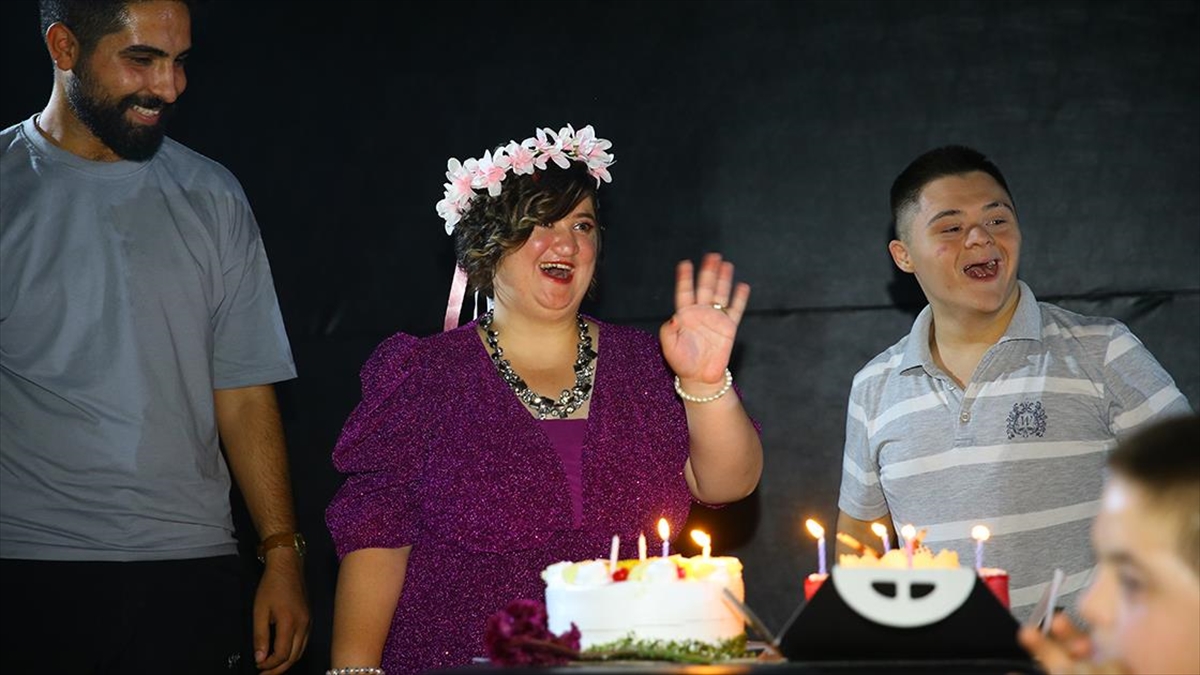 Kahramanmaraş'ın Onikişubat ilçesinde konteynerlerden oluşturulan "+1 Sokağı"nda yaşayan 33 yaşındaki