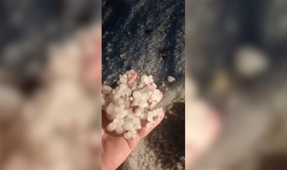 Karabük'ün Eskipazar ilçesinde sağanağın ardından yağan dolu, yolları ve evlerin
