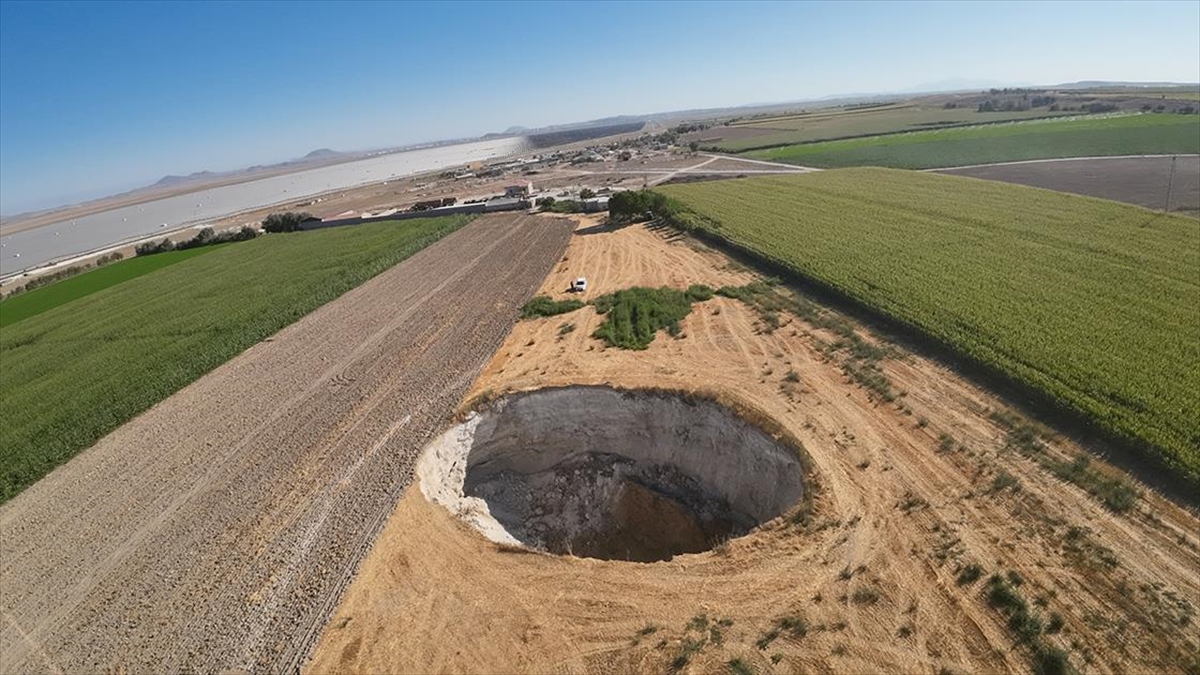 Konya'nın Karapınar ilçesinde 40 metre derinliğinde, 50 metre çapında yeni