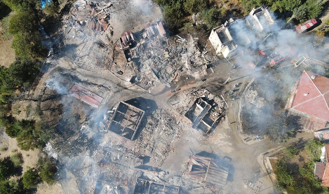Kastamonu'nun Araç ilçesinde çıkan yangın söndürülürken, 10 ev kullanılamaz hale