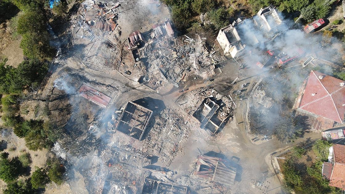 Kastamonu'nun Araç ilçesinde çıkan yangın söndürülürken, 10 ev kullanılamaz hale