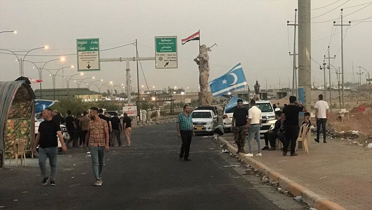 Irak'ın Kerkük kentinde KDP destekçisi bir grubun, ordu kontrolündeki binanın