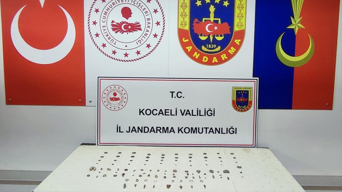 Kocaeli'nin Gebze ilçesinde düzenlenen operasyonda 39 sikke, 9 yüzük ve