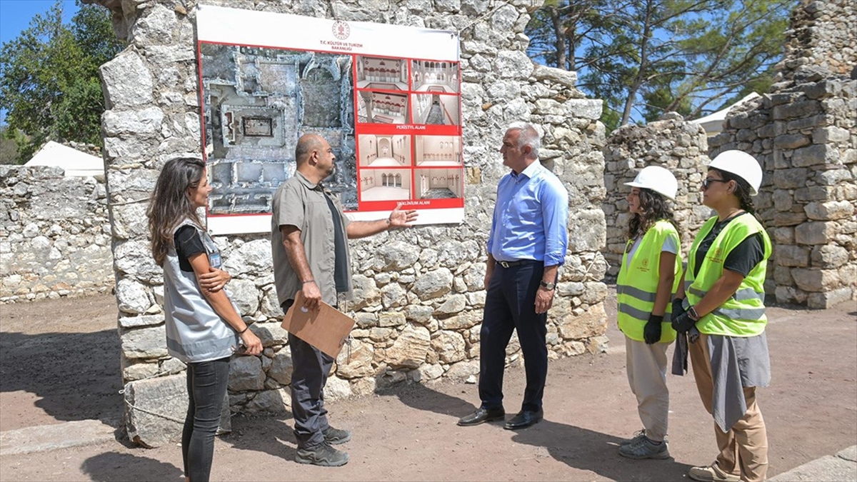 Kültür ve Turizm Bakanı Mehmet Nuri Ersoy, Antalya'nın Kumluca ilçesindeki