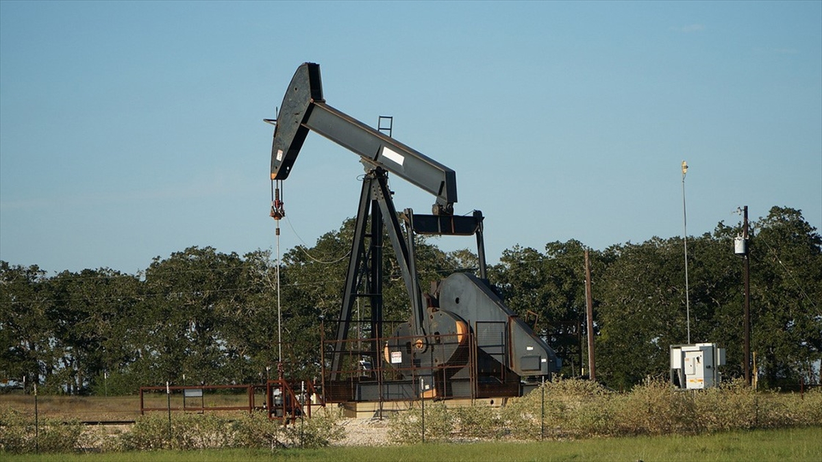 Dünyada günlük petrol üretimi ağustosta bir önceki aya göre yaklaşık