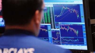 Küresel piyasalarda, Fed'in faiz artışlarının süreceğine dair artan endişelerle karışık