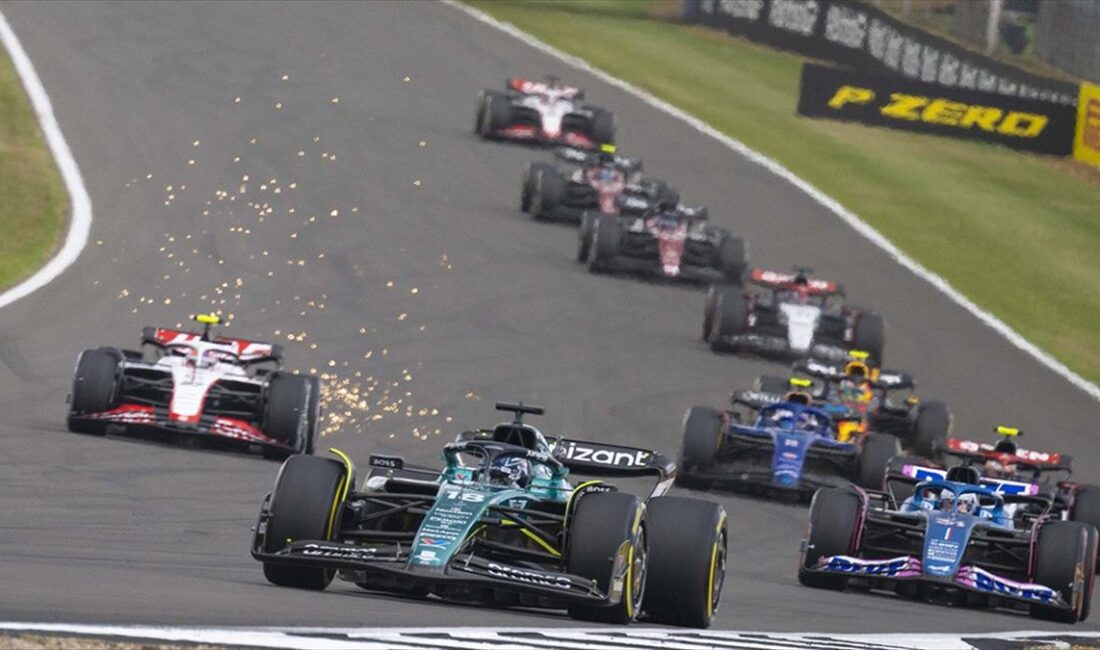 Sıralama turlarında kaza yapan Aston Martin takımı sürücüsü Lance Stroll,