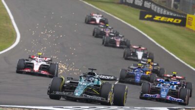 Sıralama turlarında kaza yapan Aston Martin takımı sürücüsü Lance Stroll,