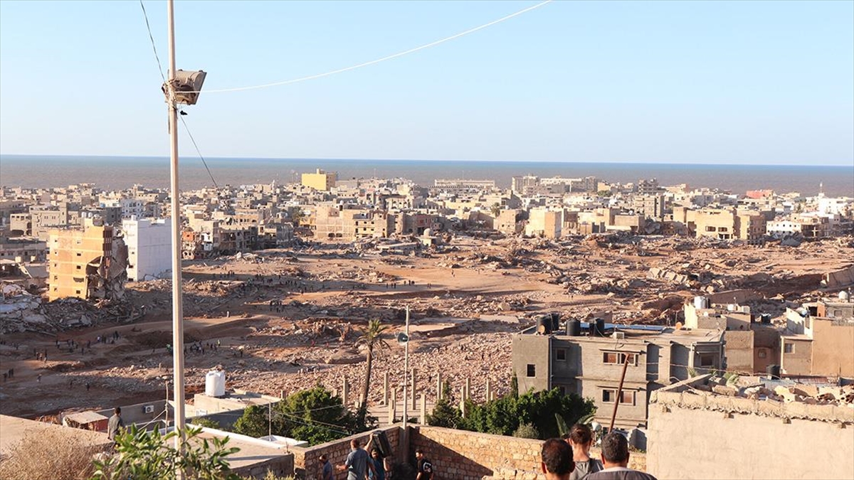 Libya'da sel felaketinin ardından kayıplara ulaşmak için çalışmalarını sürdüren ekipler
