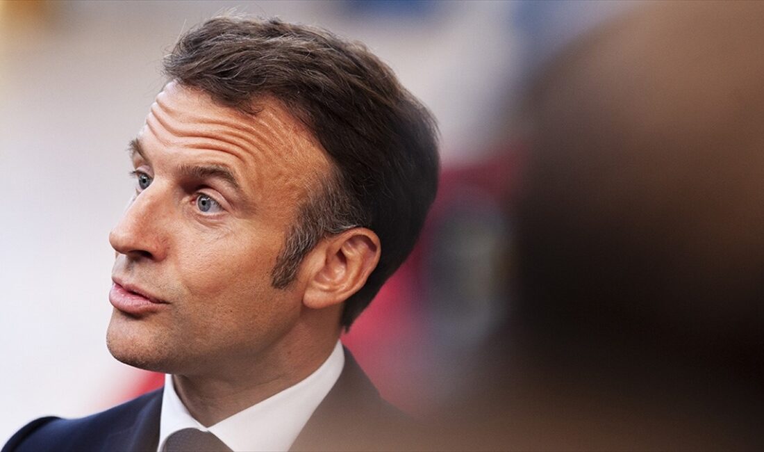Fransa Cumhurbaşkanı Emmanuel Macron, okullarda öğrencilerin abaya giyme yasağına ilişkin
