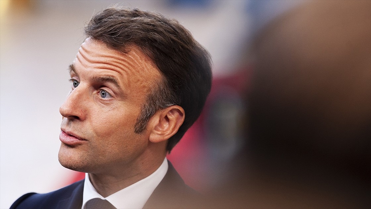 Fransa Cumhurbaşkanı Emmanuel Macron, okullarda öğrencilerin abaya giyme yasağına ilişkin